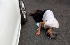 重庆街头一婆婆摔倒 多人围观不敢扶