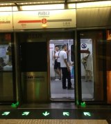轻轨只开半个门 乘客：胖子是没资格坐轻轨了吗？