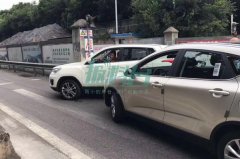 两女司机并道时撞车 堵了一路安逸惨了