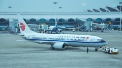 三少年横穿机场路去看飞机