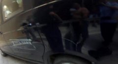 两男子为图方便乱停车  过路大爷用钥匙刮花车门