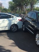 重庆一轿车无人驾驶 倒溜撞向越野车