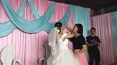 这个婚礼现场看哭了 新娘和新郎妹妹拜堂