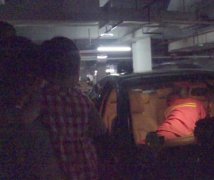 1岁男孩被反锁车内 被救出时脸部发红头上冒汗