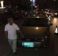 儿子开店老爹撑面喝酒 醉酒驾驶被罚