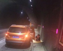 开车太久很疲惫 女子高速隧道内铺凉席睡觉