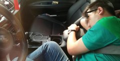 男子酒后公路中央睡大觉 被叫醒后对民警说“莫闹！”