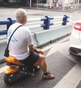童心未泯？七旬大爷骑儿童电动车上路
