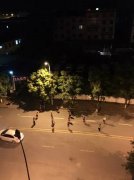 重庆大妈真敢跳广场舞  大马路上也不怕