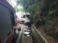 货车下坡刹车失灵 司机机智一招保住性命