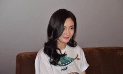 杨幂“失声”后现身重庆：请多夸我美