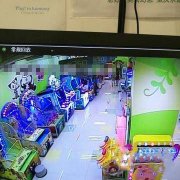 游乐园玩遇“扒手” 六千元手机6分钟消失