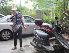 男子骑偷来的摩托出门被查 以为天热交警会放假