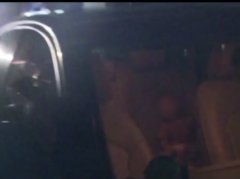 儿子被锁车内 破窗前母亲问:哪块便宜