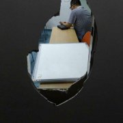 熊孩子力气大 一脚将墙踢个洞