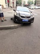 司机低头点烟 车子失控骑上路沿