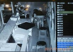 笨贼入室行窃 监控记录全过程
