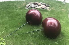 有范！重庆一草坪上现巨型“樱桃和彩色蜗牛”