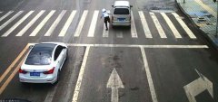 “任性司机”不听指挥 交巡警被拖行摔倒