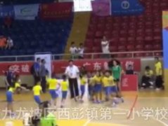 重庆小学生“贪吃蛇式”跳绳 创全国纪录