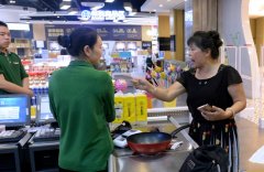 女子超市买东西 结完账却不让带走