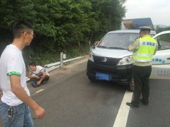 重庆一司机上高速 突然肚子痛到没力气