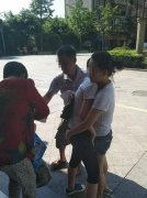 女子不吃早饭 大热天逛街突然晕倒