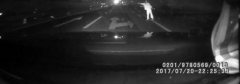 睡衣女夜上高速拦车