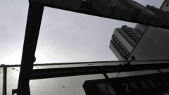 重庆有多热？地下通道口玻璃热“炸”了