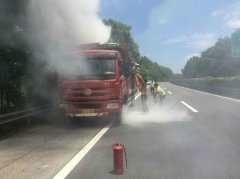 棉絮高速上自燃 差点烧毁一货车