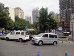 进停车场被“卡起”算违章 司机：有点冤