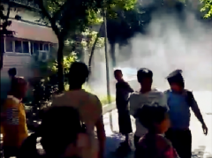 重庆一居民区电箱爆炸 现场浓烟滚滚
