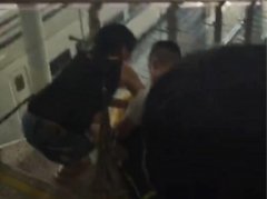 只因一句话 两男子又吵又打
