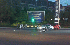 两摩托相撞 司机路边对吵10分钟
