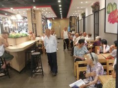 不止是超市  蹭空调的大爷大妈们已进军快餐店