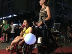 ＂瓷妈妈＂救＂瓷娃娃＂女儿：街头卖唱直播