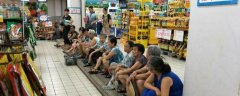 重庆持续高温 各超市现“蹭空调”大军
