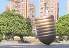 重庆市民公园里转动一百多斤大陀螺
