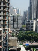 重庆观音桥一居民楼失火 目前已进行交通管制