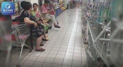 重庆市民自带板凳超市蹭空调 店员很无奈