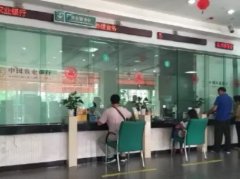 只因想拍个照 一男子却被银行扣留