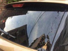 太阳太暴烈！重庆一小车挡风玻璃被晒成蜘蛛网