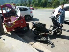 重庆一小车司机犯困  错把油门当刹车