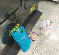 女子头也不回 留下一地花生壳在轻轨站内