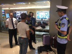 重庆一电影院内多了四个行李箱   失主浑然不知