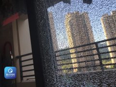 阳台落地窗突然自爆  男子手拿锅铲一脸懵