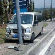 只因“眯了一下” 车子冲上人行道撞坏路灯