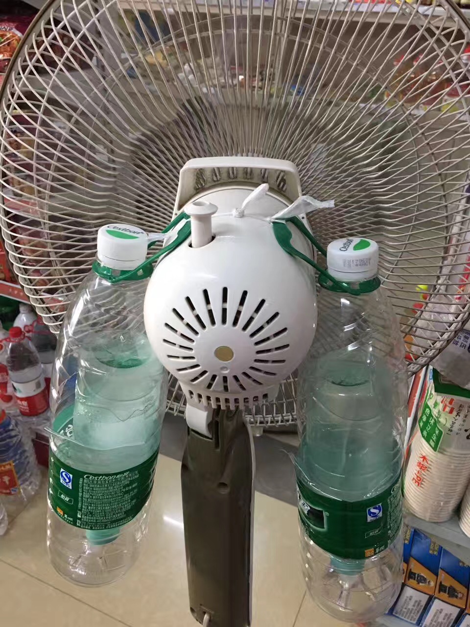 重庆女子脑洞大开自制冰块空调扇解暑