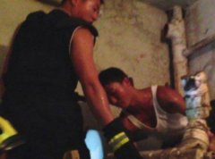 夏日炎炎  重庆一男子被困公厕40分钟