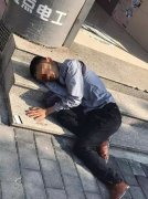 重庆一男子只为了取个钱摔得头破血流